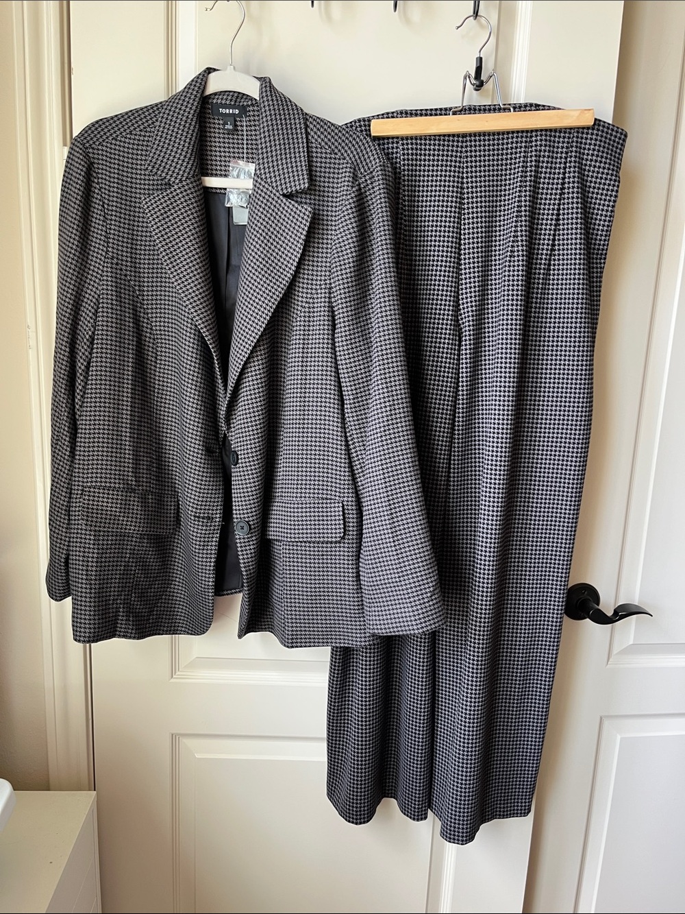 torrid size 1 Black and Gray Houndstooth Blazer & Wide Leg pull-up Trousers